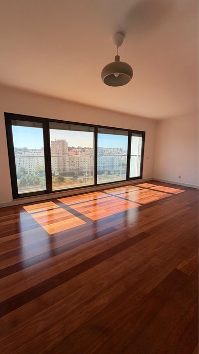 T1 no último piso com terraço privado de 18 m², garagem e acesso a piscina e jardim — Laranjeiras