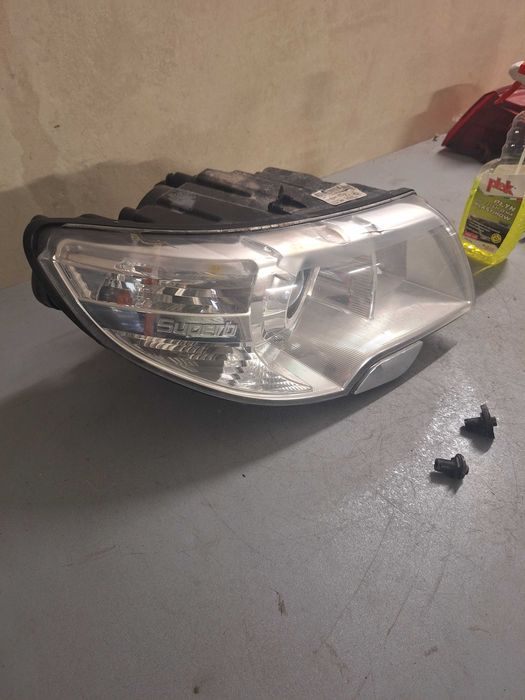 Lampa prawa skoda superb II europa uszkodzona