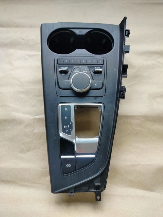 Ramka panel środkowy  ręczny audi A4B9