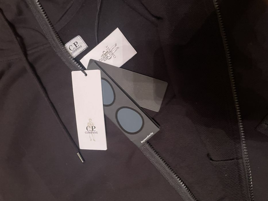 Продам оригинальный зип худи C.P. Company