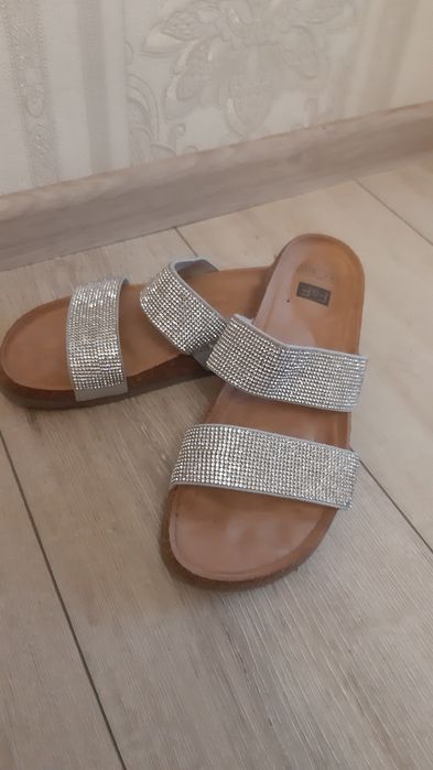 Женские сандалии