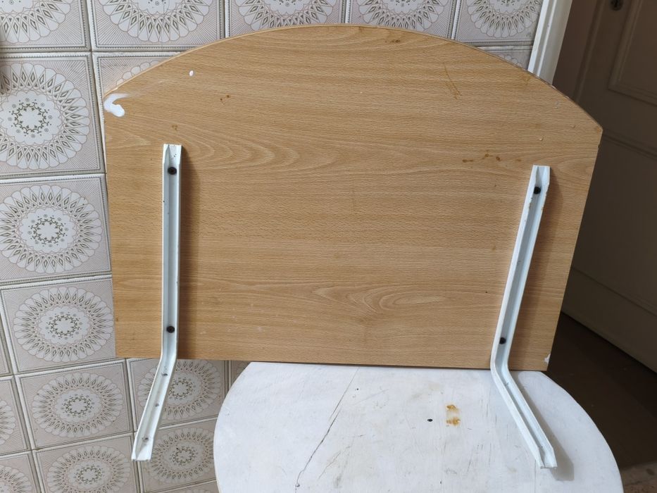 Prateleira de madeira com lado arredondado