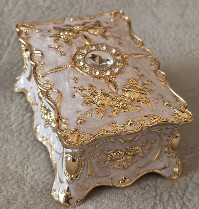 Piękne zdobione pudełko na biżuterię w stylu Faberge metal w emalii.