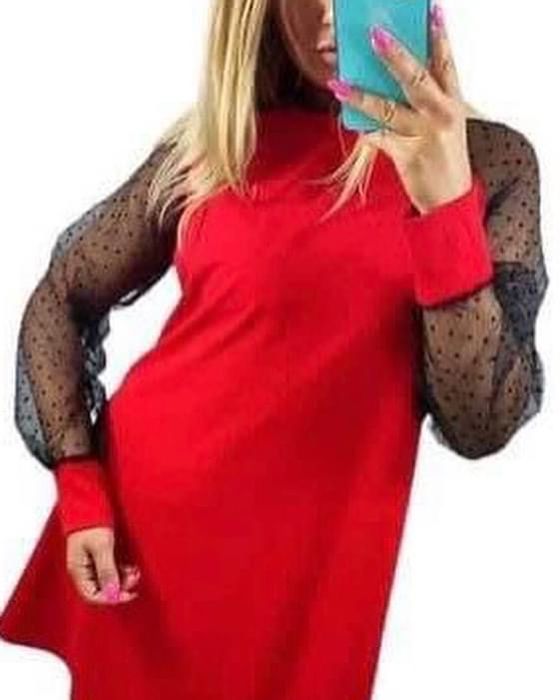 Sukienka czerwona z ozdobnymi rękawami