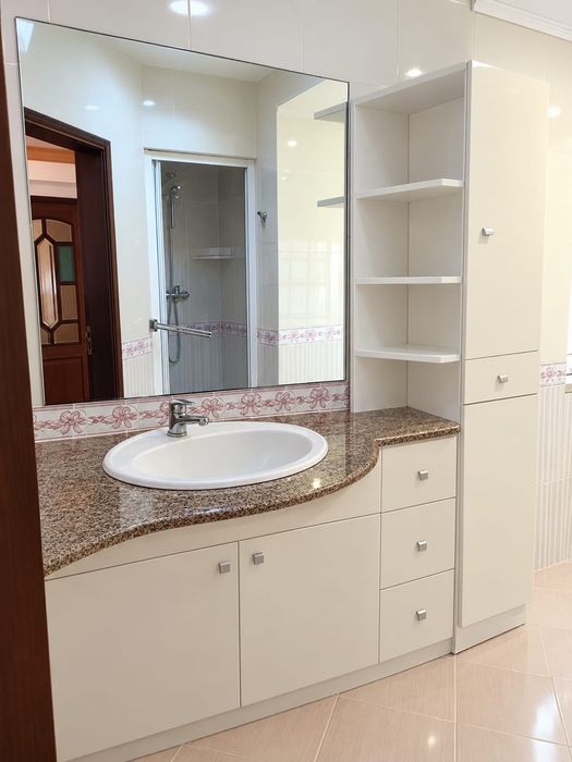 Quarto Mobilado com w.c para Arrendar