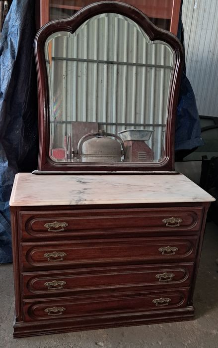 Cómoda em mogno e pedra