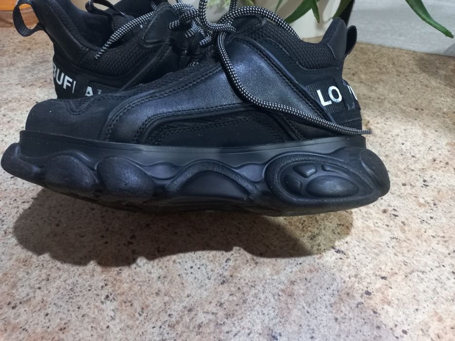 Czarne buty na wysokiej podeszwie rozmiar 39