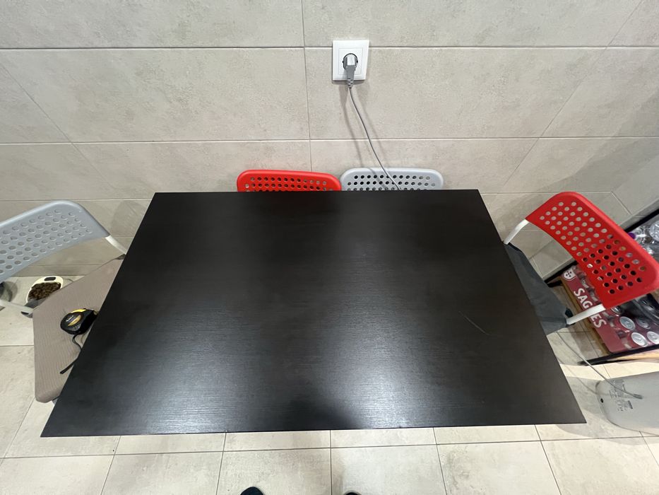 Mesa com 4 cadeiras e almofada de cadeira.