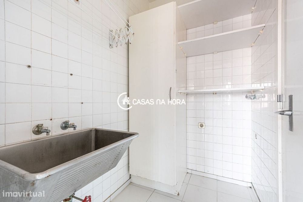 Apartamento T2 para renovação com vista mar  Alto da Barra, Oeiras