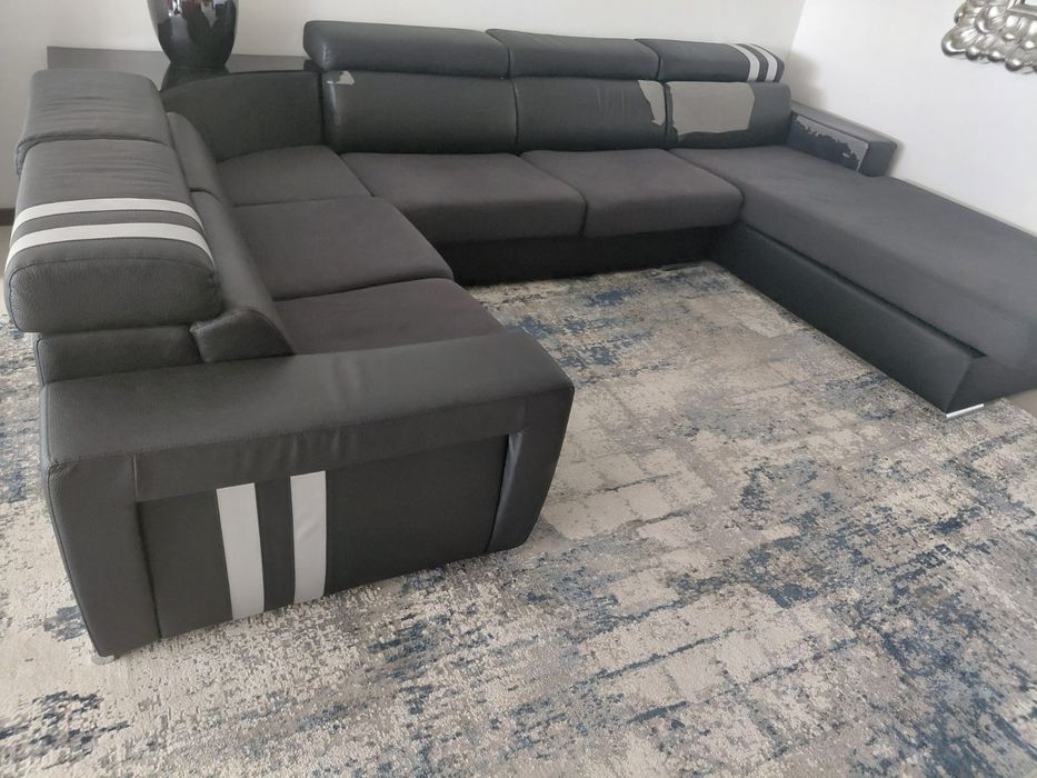 Sofá em tecido preto