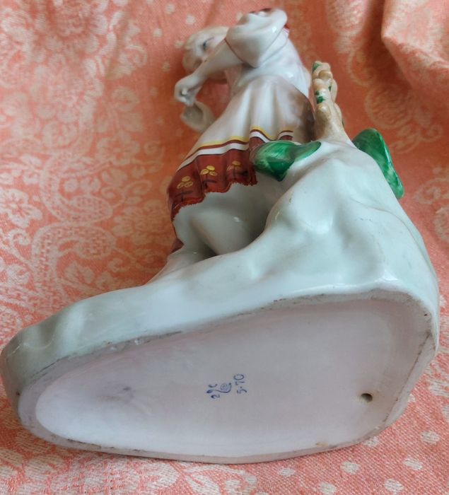 Продам, фарфоровая статуэтка ссср 70-е годы.Девушка гадает на ромашки.