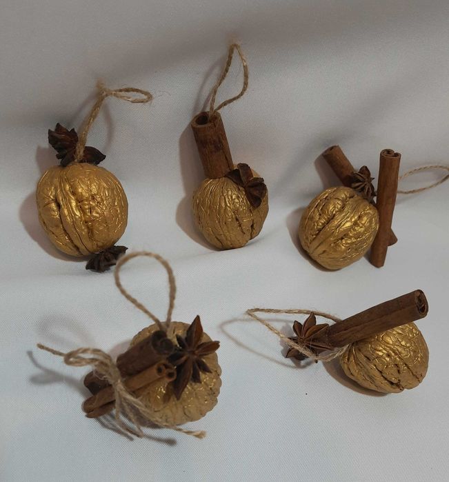 Горіхи золоті, декор на ялинку, прикраса новорічна, золоті горішки