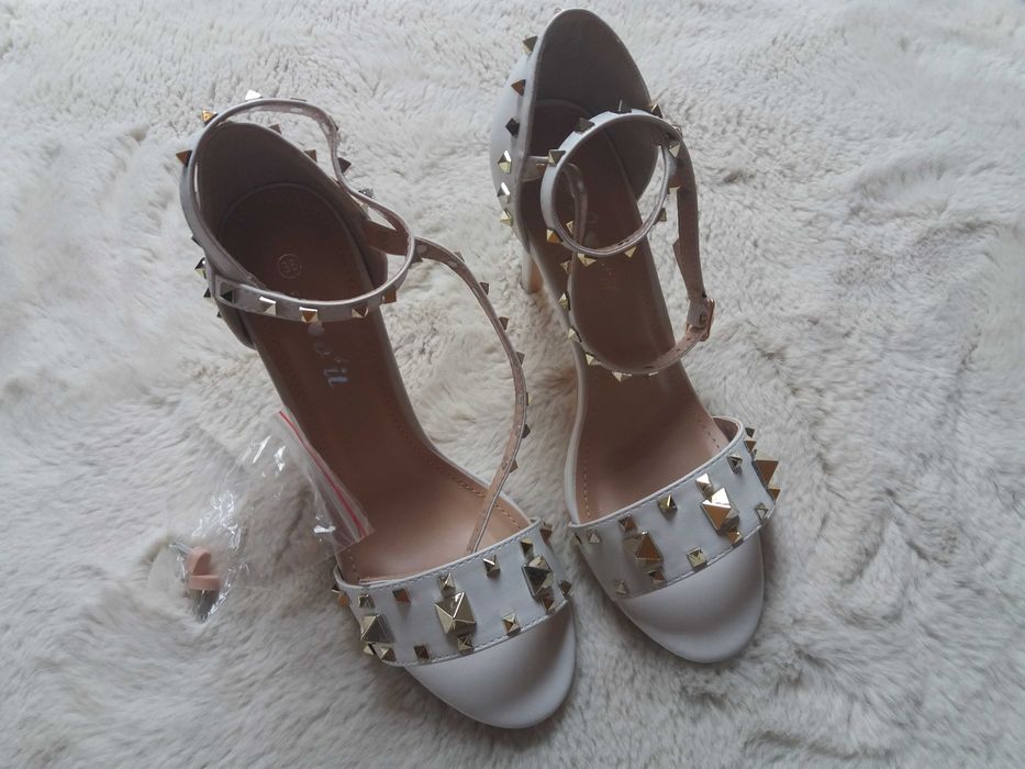 Nowe sandałki na obcasie rozm. 38