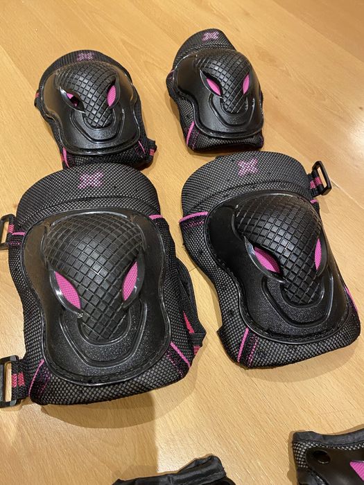 Conjunto de joelheiras em rosa e preto