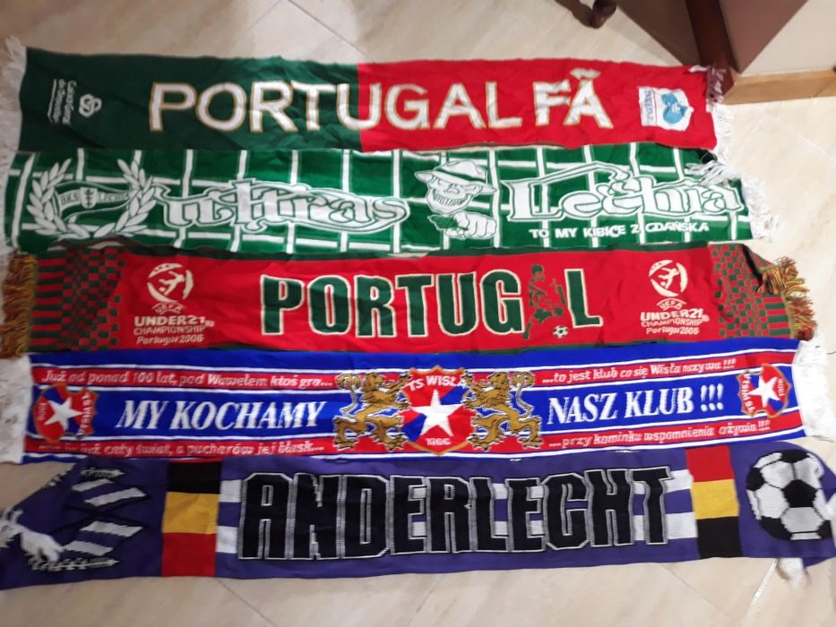 Varios cachecóis a varios preços