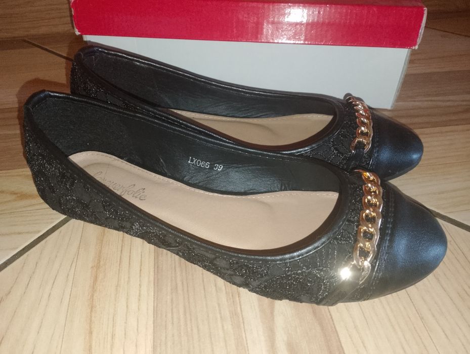 Buty damskie koronkowe z łańcuszkiem