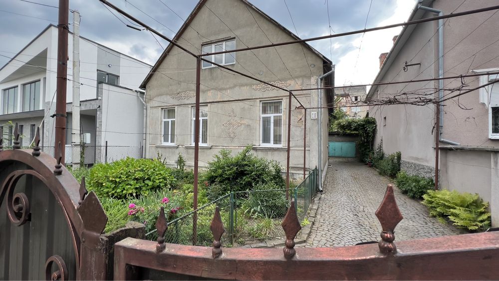 Дім на 8 сотинах престижна локація