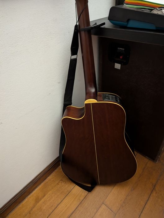 Guitarra Takaminé EG-10C + Capo