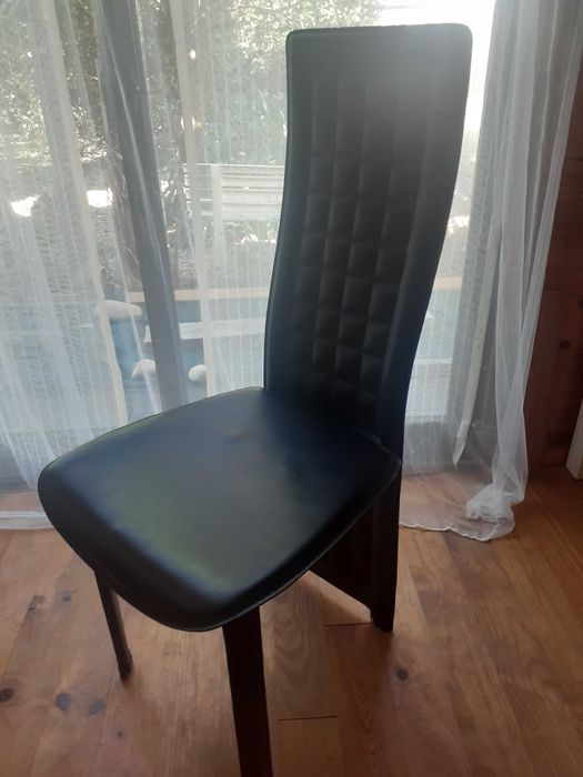 2  Cadeiras para sala ou cozinha em imitação pele preta.