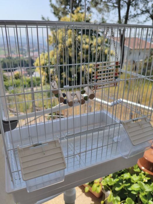 Gaiola com pé e brinquedos