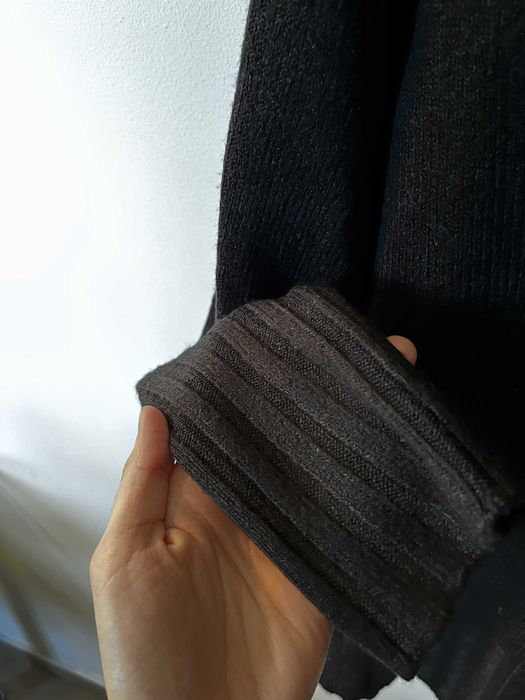 Sweter czarny dekolt V serek sweterek S
