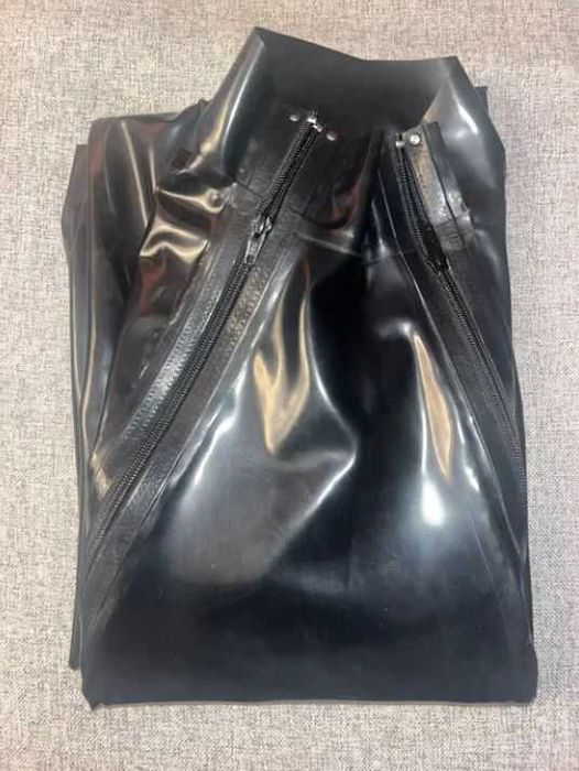 736/ Czarny L ODRĘKI LATEX CHLOROWANY Kombinezon pierś zamki catsuit
