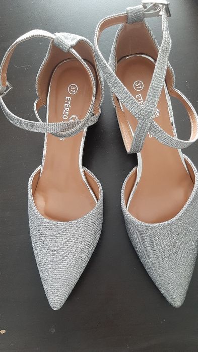 Sapatos novos brilhantes