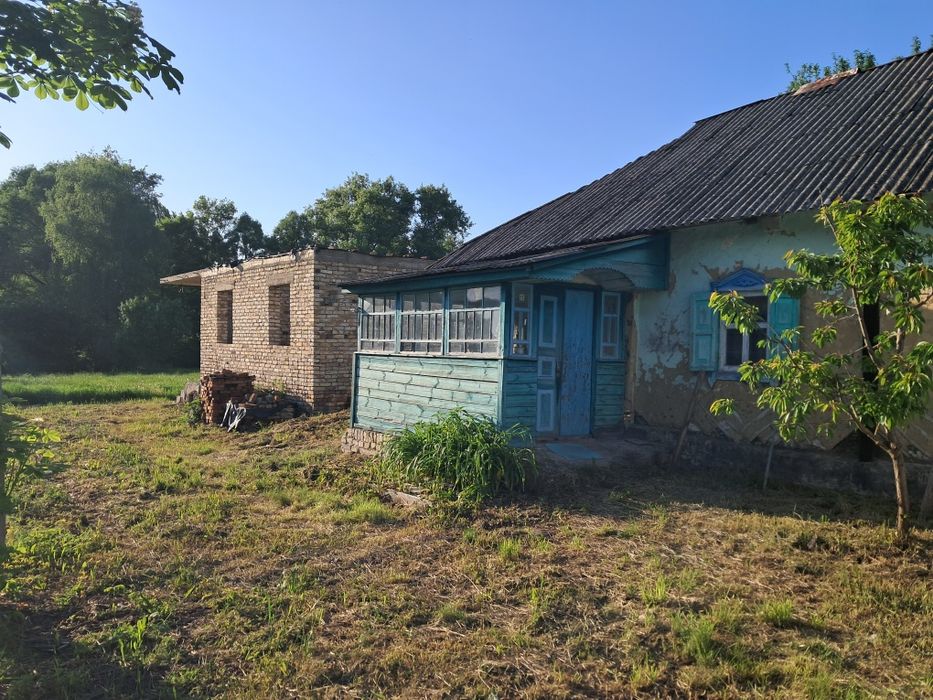 Старий будинок і недострой.