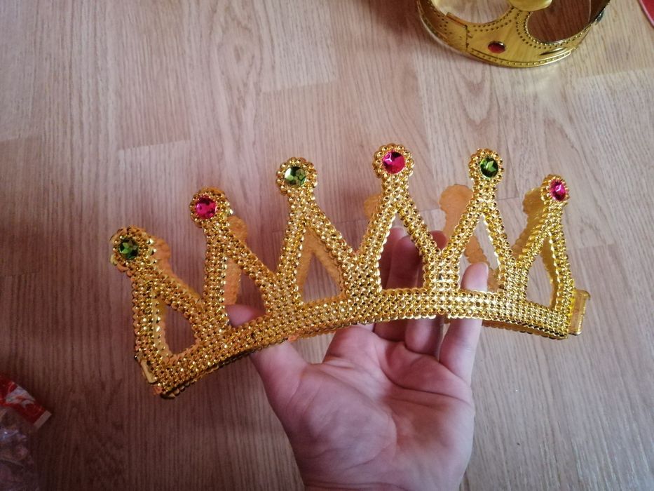 Корона нова на новорічні свята