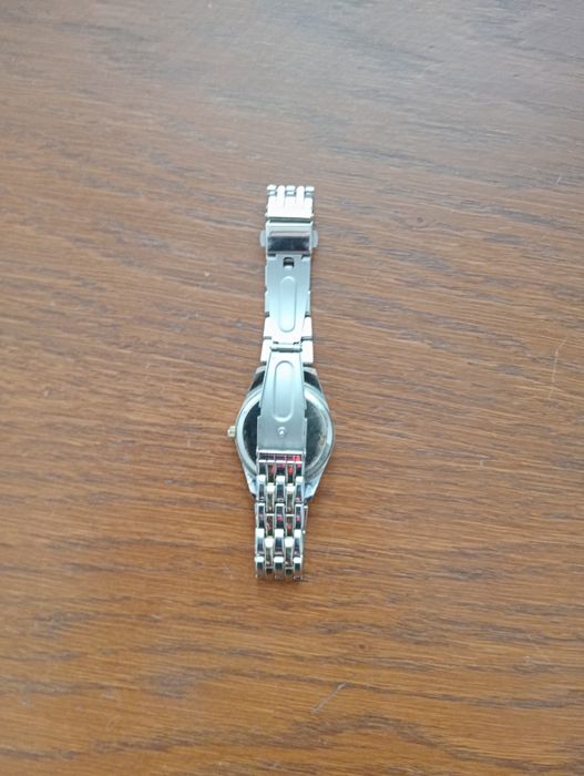 Sprzedam damski zegarek.