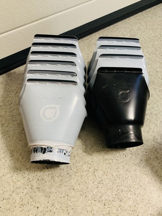 Sztucery do rynny Galeco i obejmy czarne Galeco