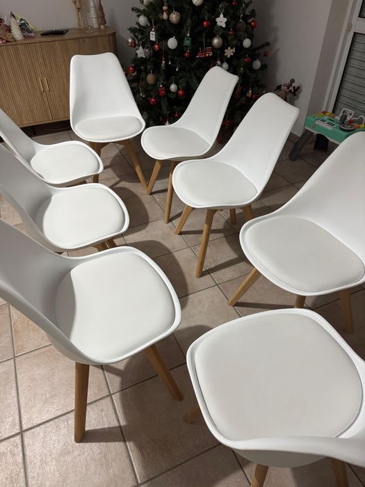 8 cadeiras brancas amofadadas
