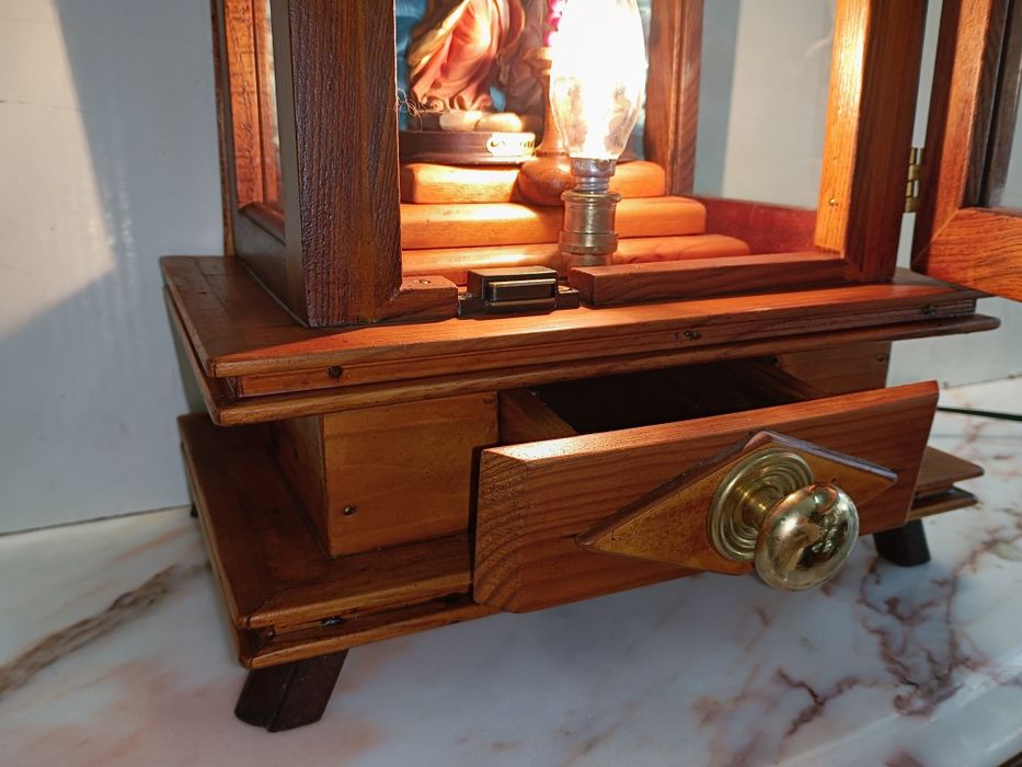 Belíssimo oratório feito artesanalmente em madeira castanho com imagem