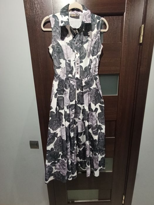 Святкове плаття в квіти сіро-сіреньового кольору