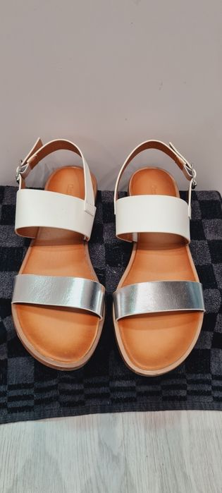 Sandały na płaskim