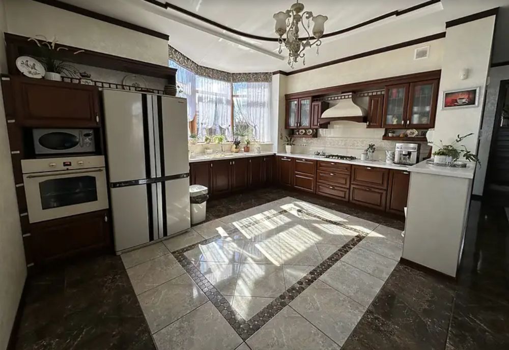 Продаж 2 поверхового будинку 419 кв. м, 6 кімнат, Петриків