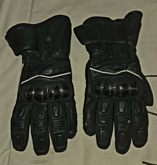 Conjunto capacete casaco calças e luvas