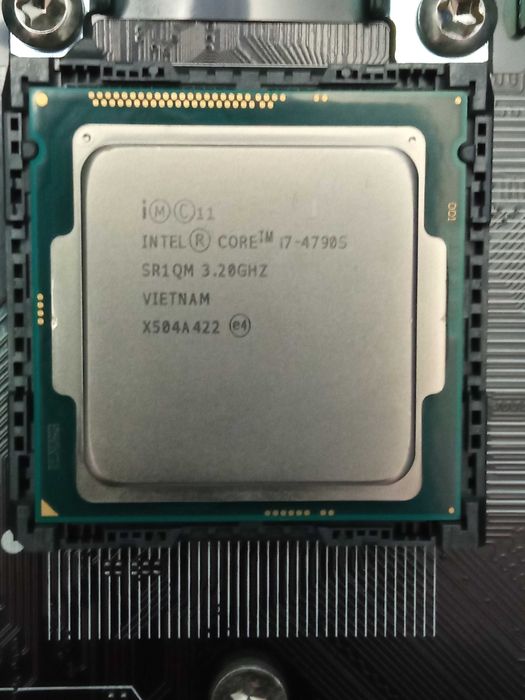 Компьютер в сборе, полностью готов к работе.