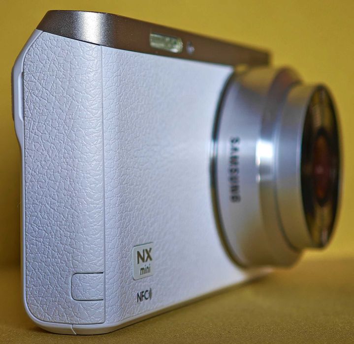 SAMSUNG NX Mini 20.5MP + lente NX 9mm F3.5
