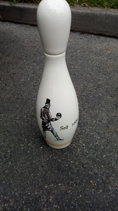 Karafka porcelanowa w kształcie kręgla
