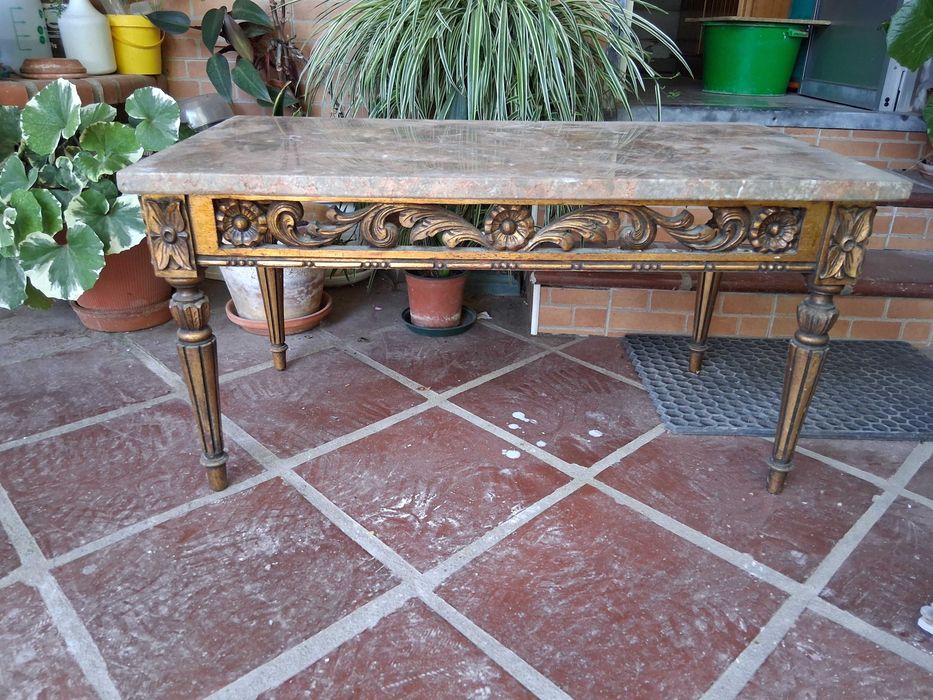 Mesa de centro com pedra mármore