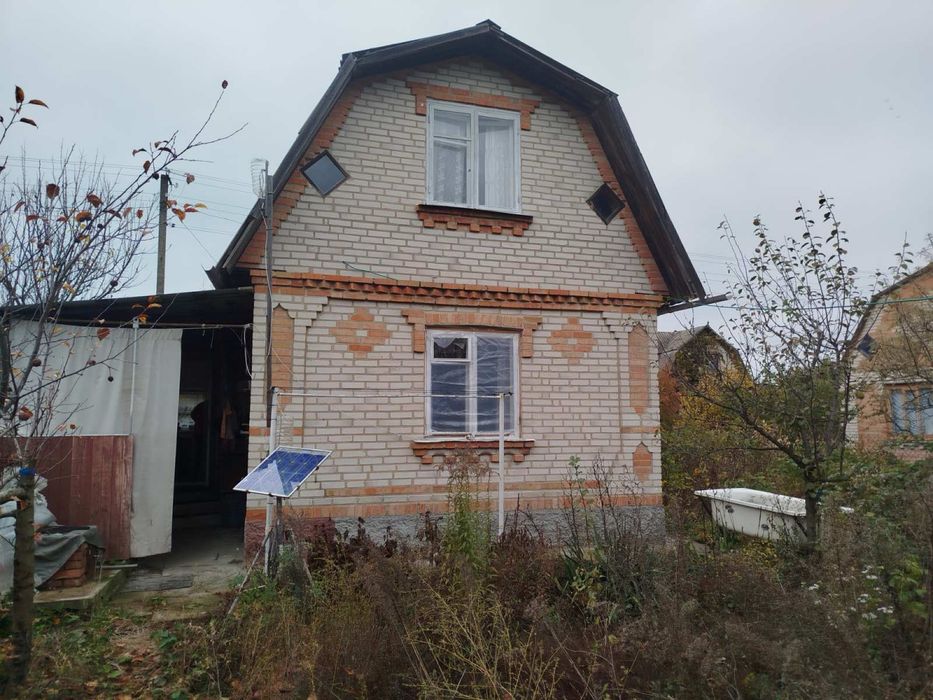 Двоповерхова дача з банькою.