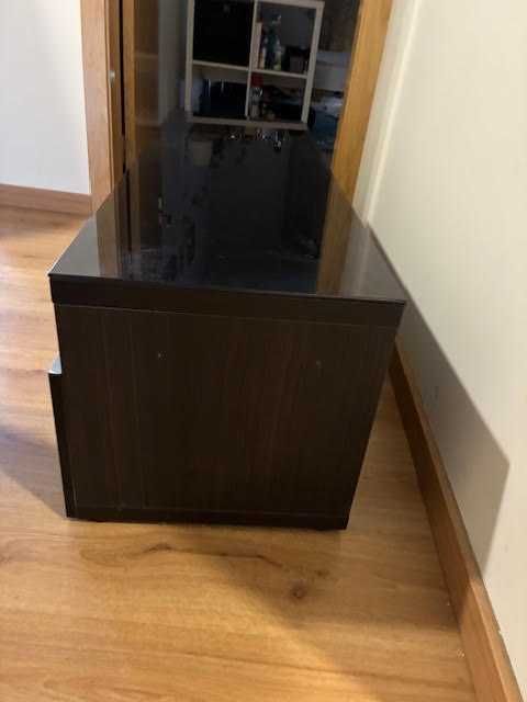 Móvel para televisão preto brilhante, com vidro no topo