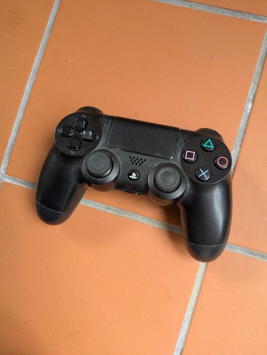 PlayStation 4 com 1 comando e 2 jogos