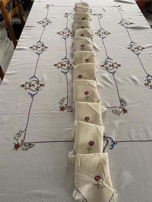 Toalha de mesa bordada a ponto cruz manual 160x222