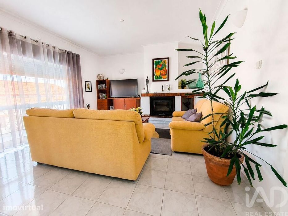 Prédio em Comenda de 334 m2