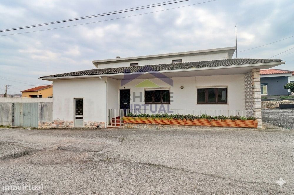 Moradia V3 com Terreno Urbano e Garagem - Seixal, Lourinhã