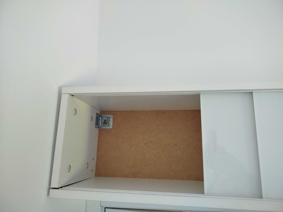Estante de parede com portas deslizantes