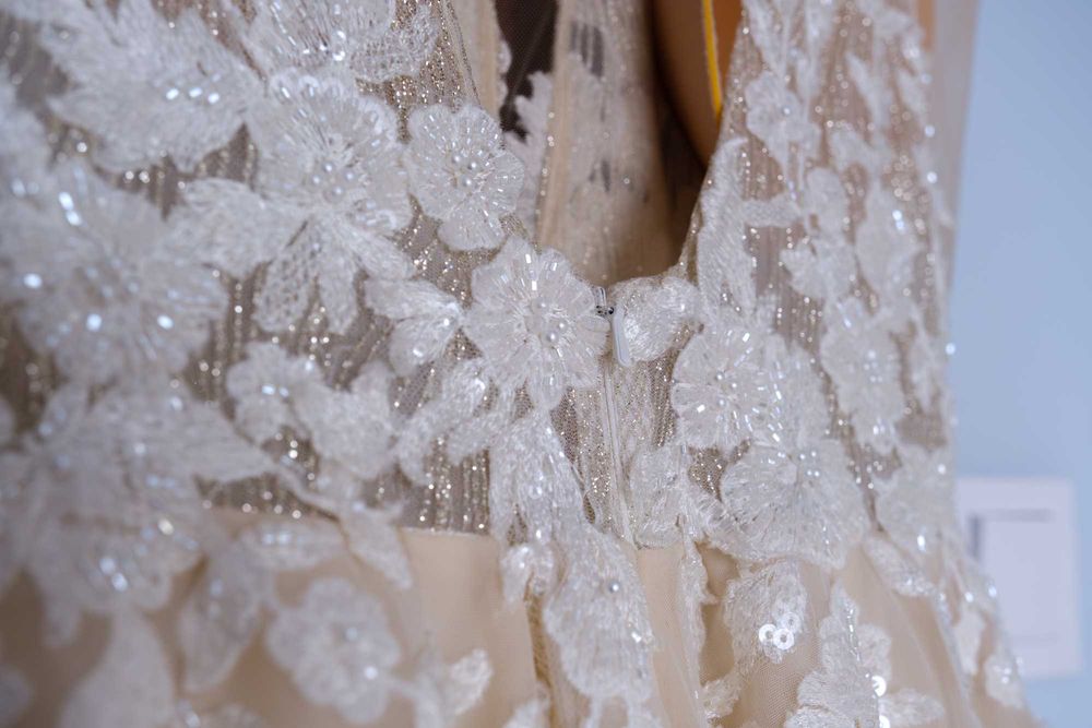 Suknia ślubna zdobiona w kolorze ecru.