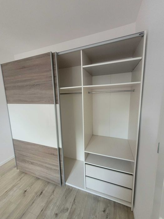 Duża szafa z drzwiami przesuwnymi